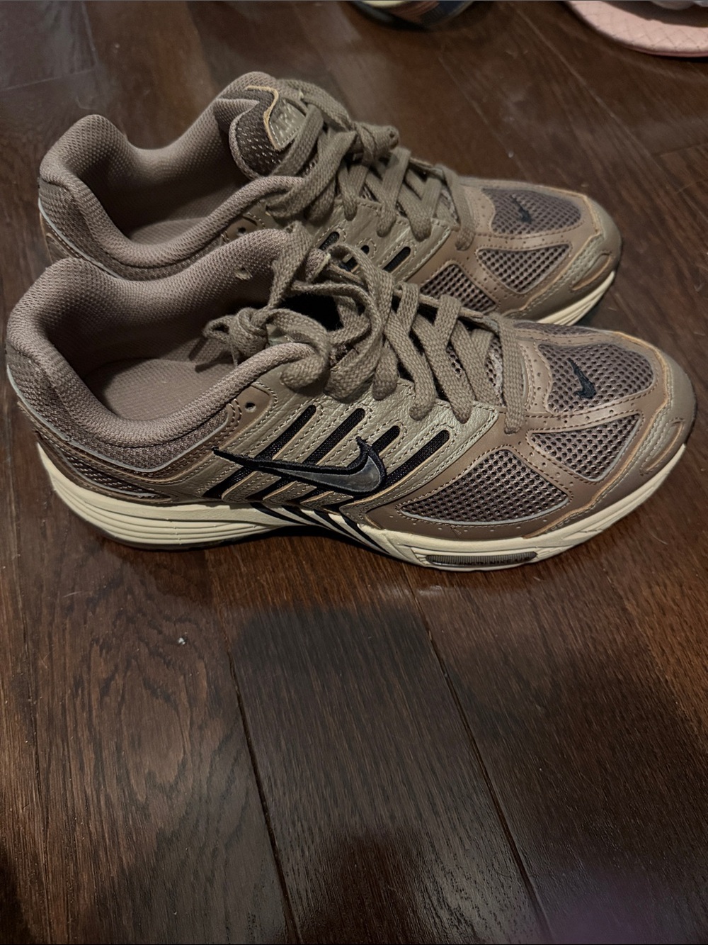 Nike Men’s Brown Mesh Athletic Sneakers with Black Swoosh